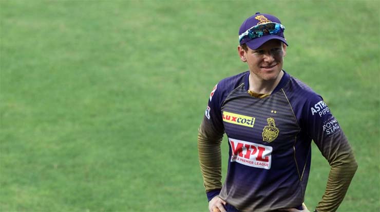 Why did Karthik leave the captaincy of KKR?